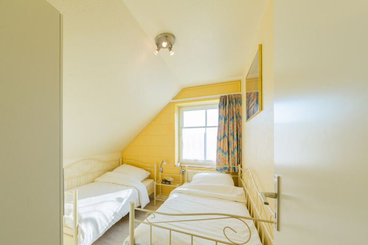 Praktisches Schlafzimmer mit zwei Einzelbetten und funktionaler Ausstattung