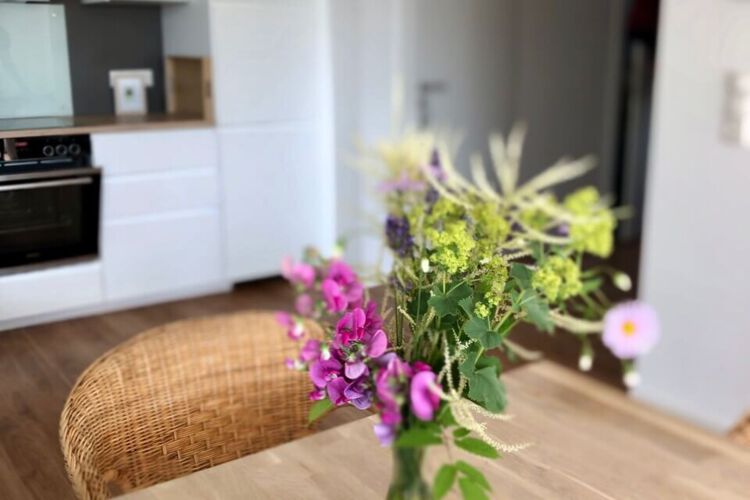 Esstisch mit schoenem Blumenstrauss