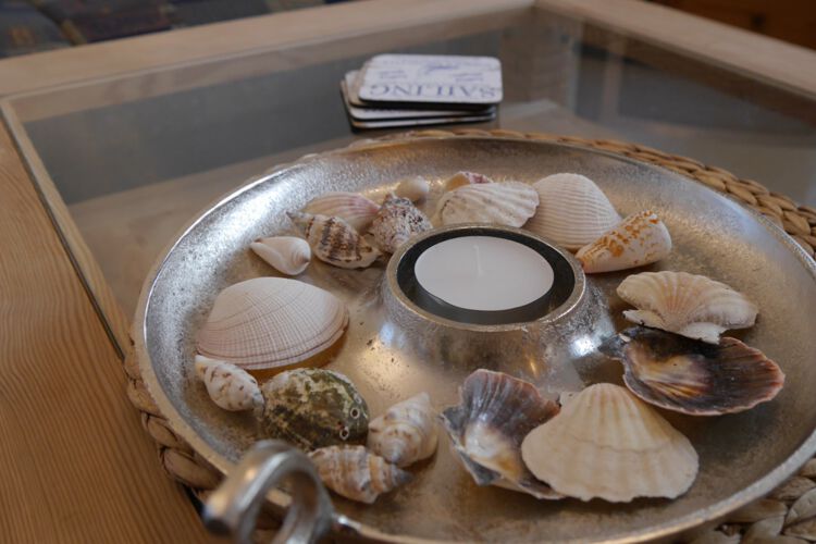 Maritime Muschel Dekoration auf dem Couchtisch mit Teelicht